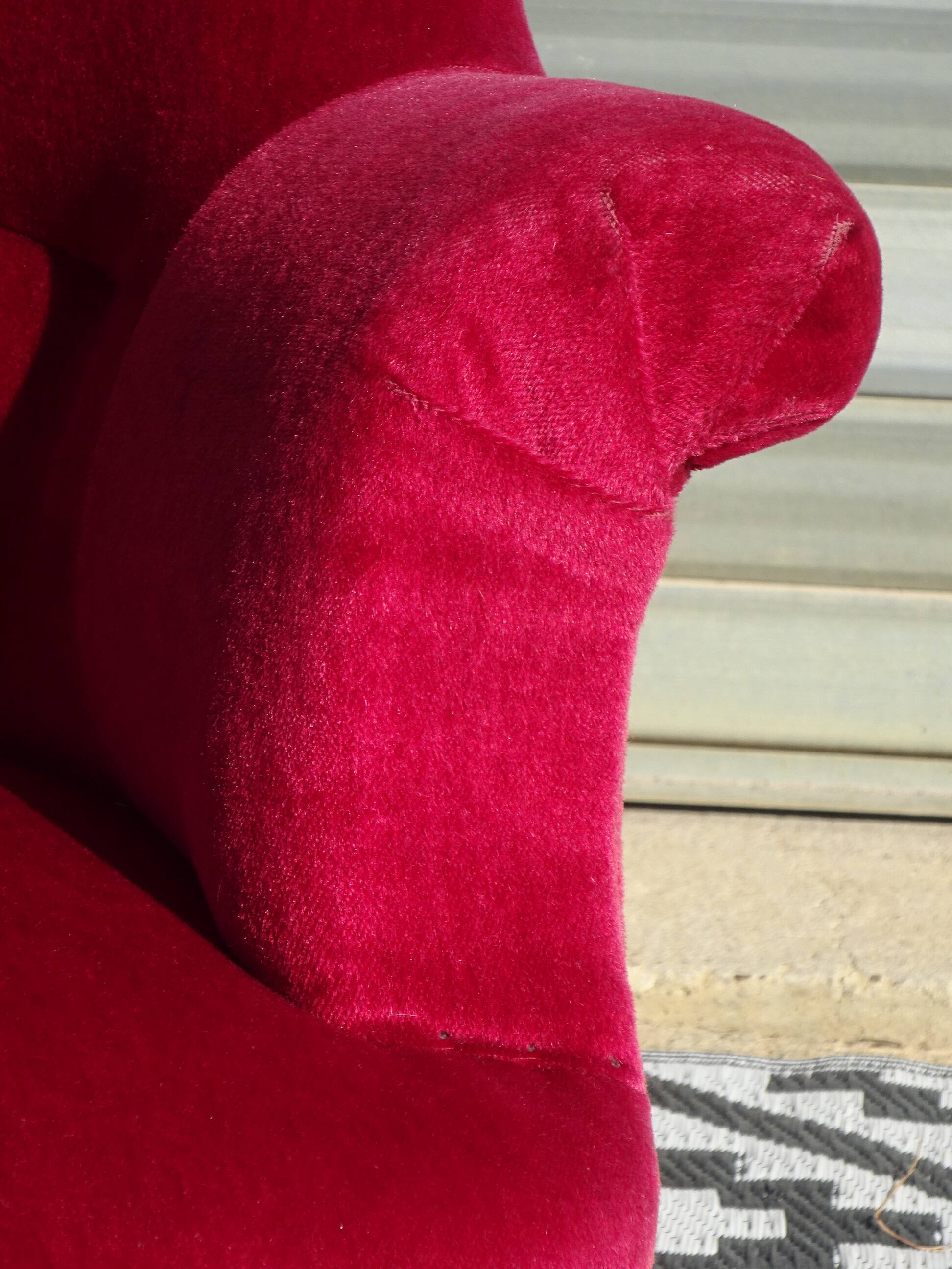 2 antique toad armchairs in red velvet