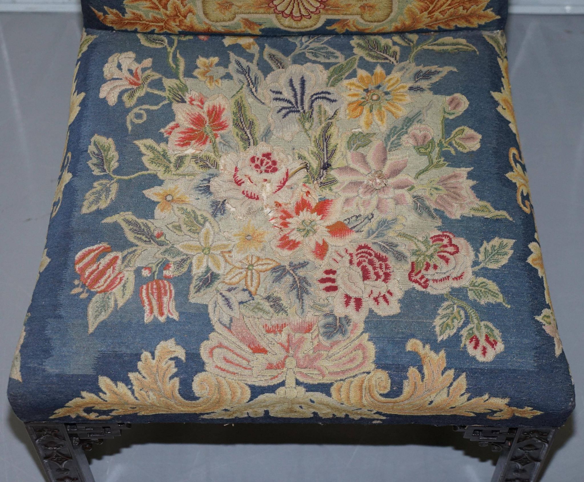 Paire de chaises Thomas Chippendale époque 1760 brodées sculptées