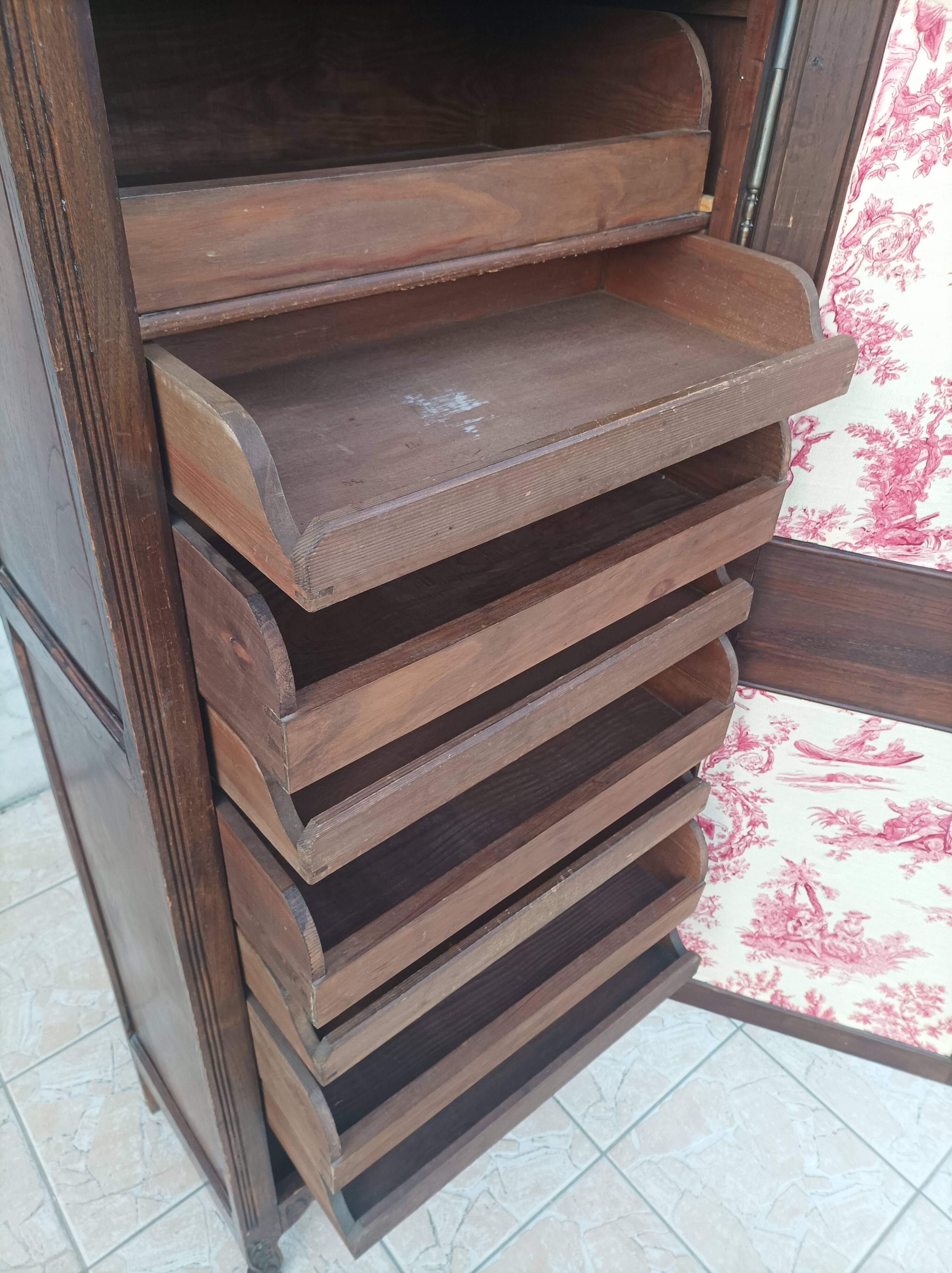 Standing man Louis XIII in oak