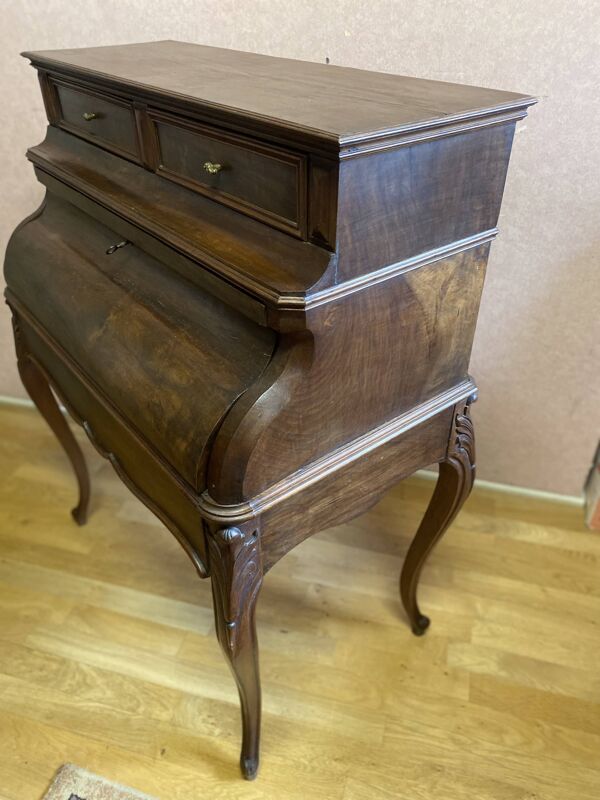 Secrétaire en noyer et placage de noyer de style Louis .XV