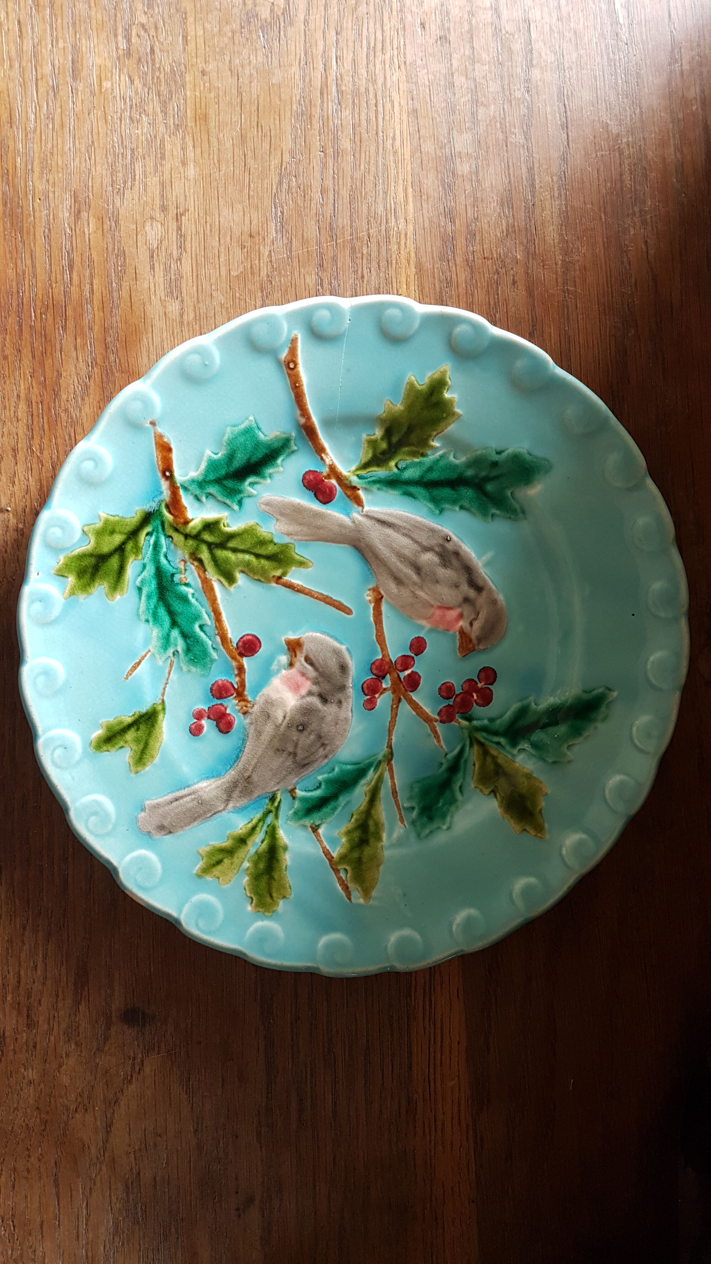 Assiette en barbotine à décor d'oiseaux