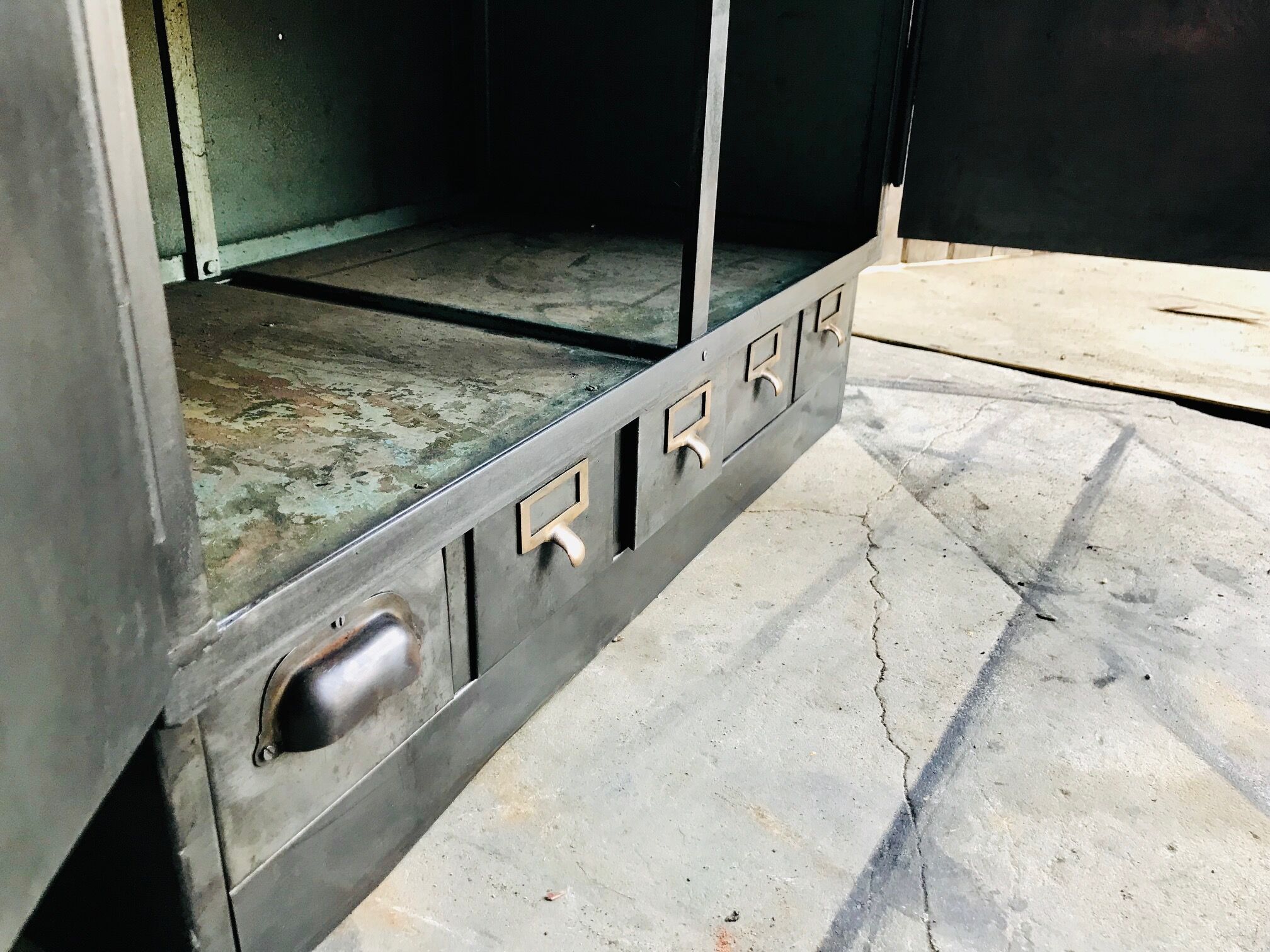 Metal workshop cabinet