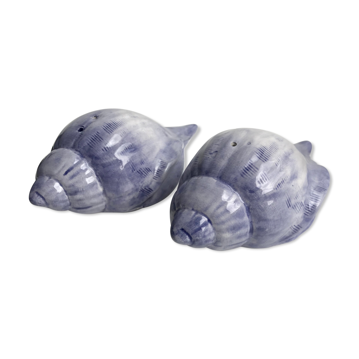 Duo of salt and pepper shaker in slurry shell pattern 70s