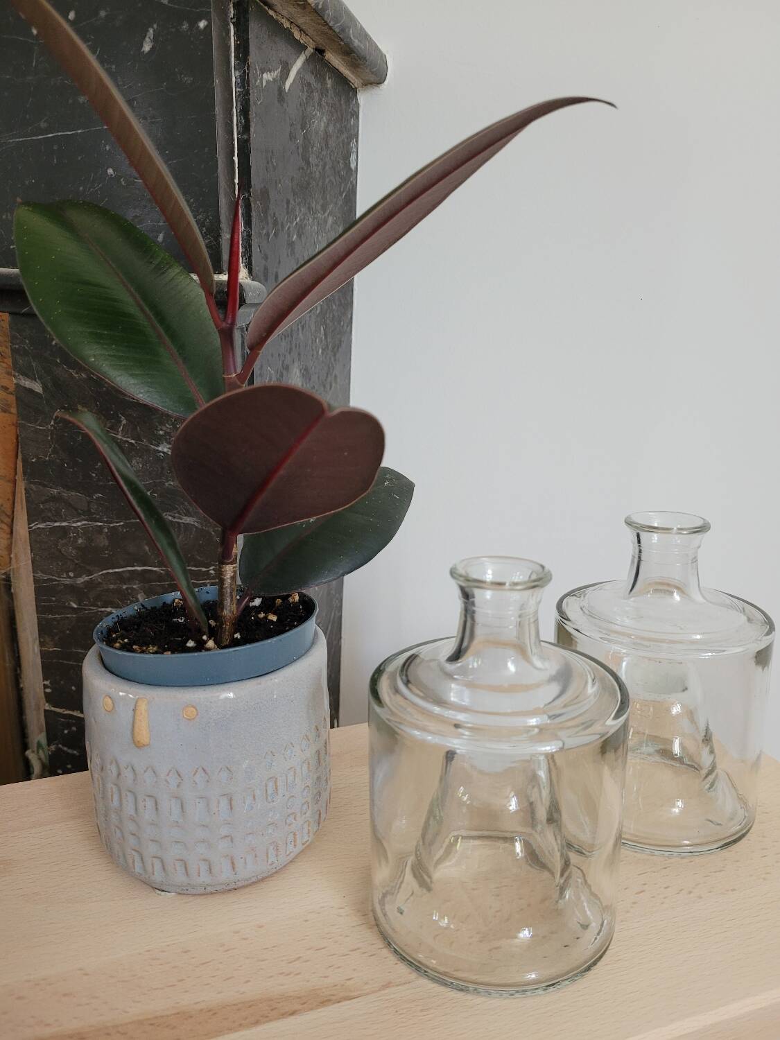 Set of 2 stackable glass bottles