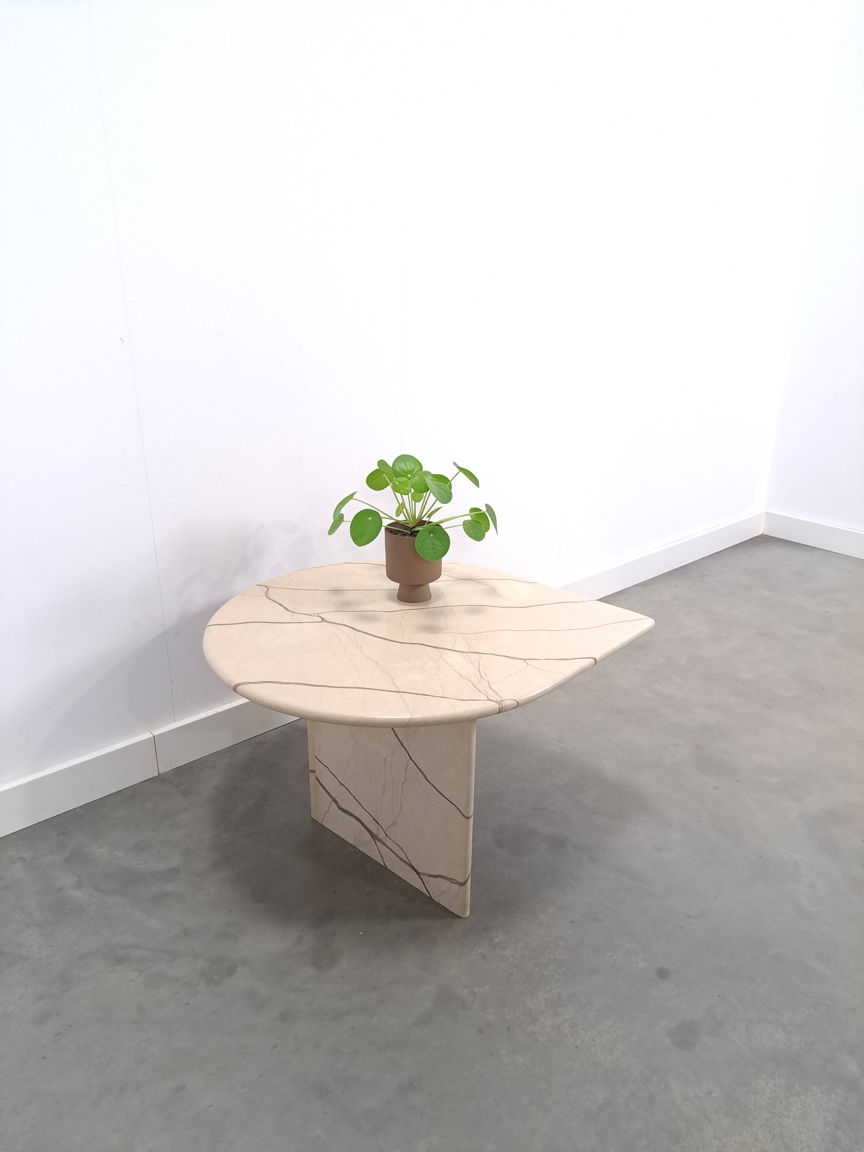 Marmeren druppelvormige tafel
