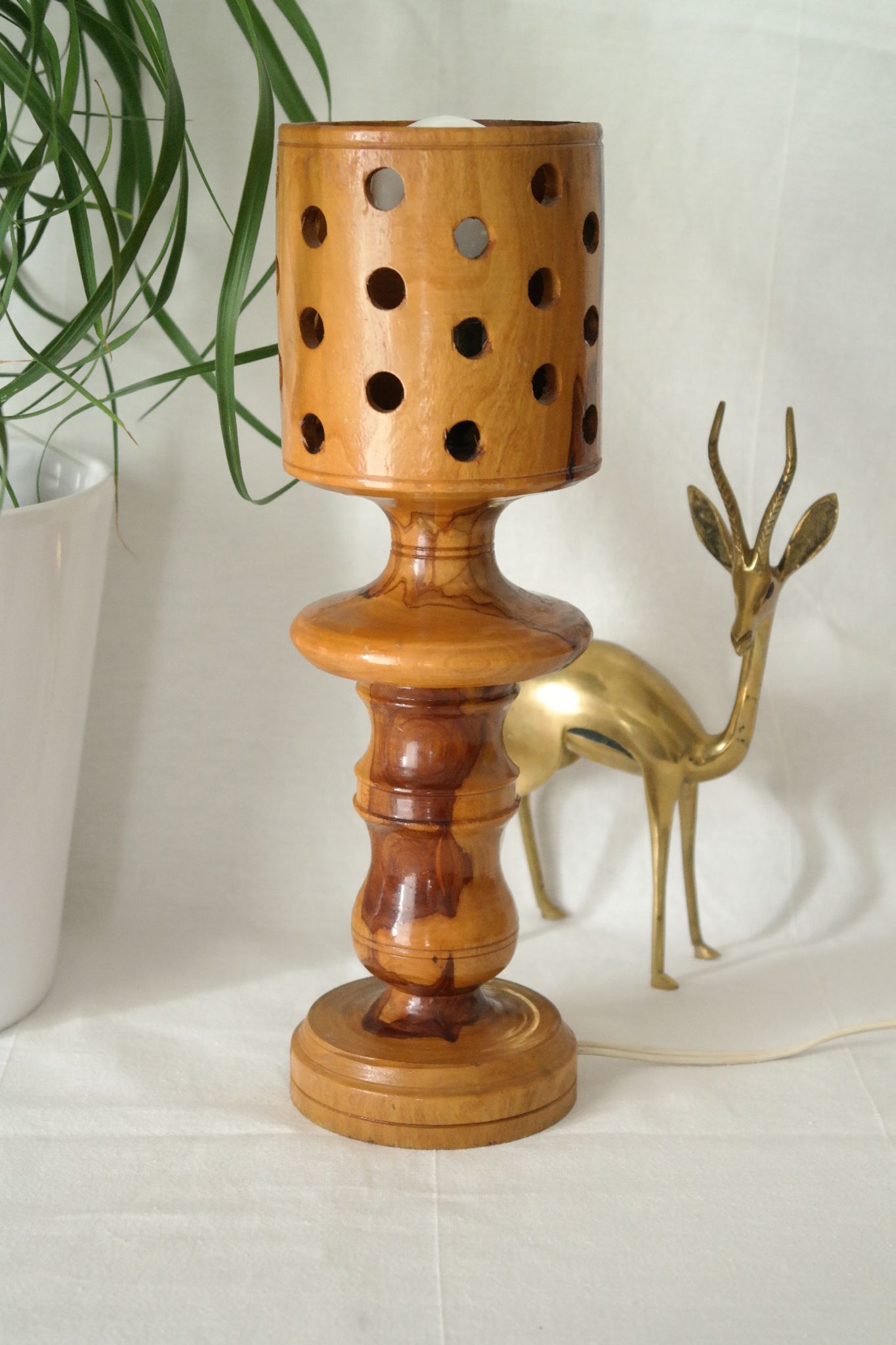 Lampe design vintage en bois d'olivier