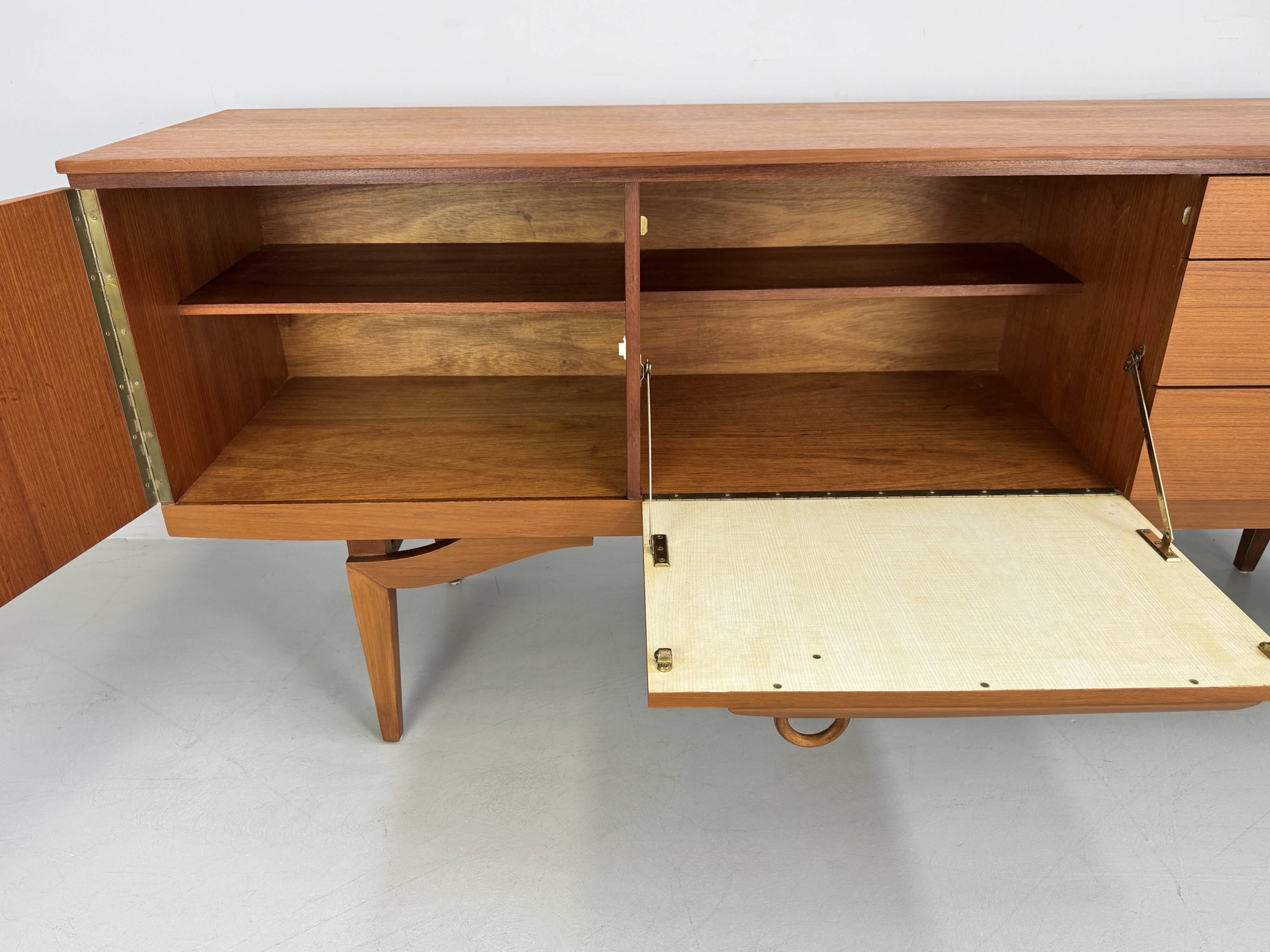 Buffet design unique des années 1960 produit en Angleterre.