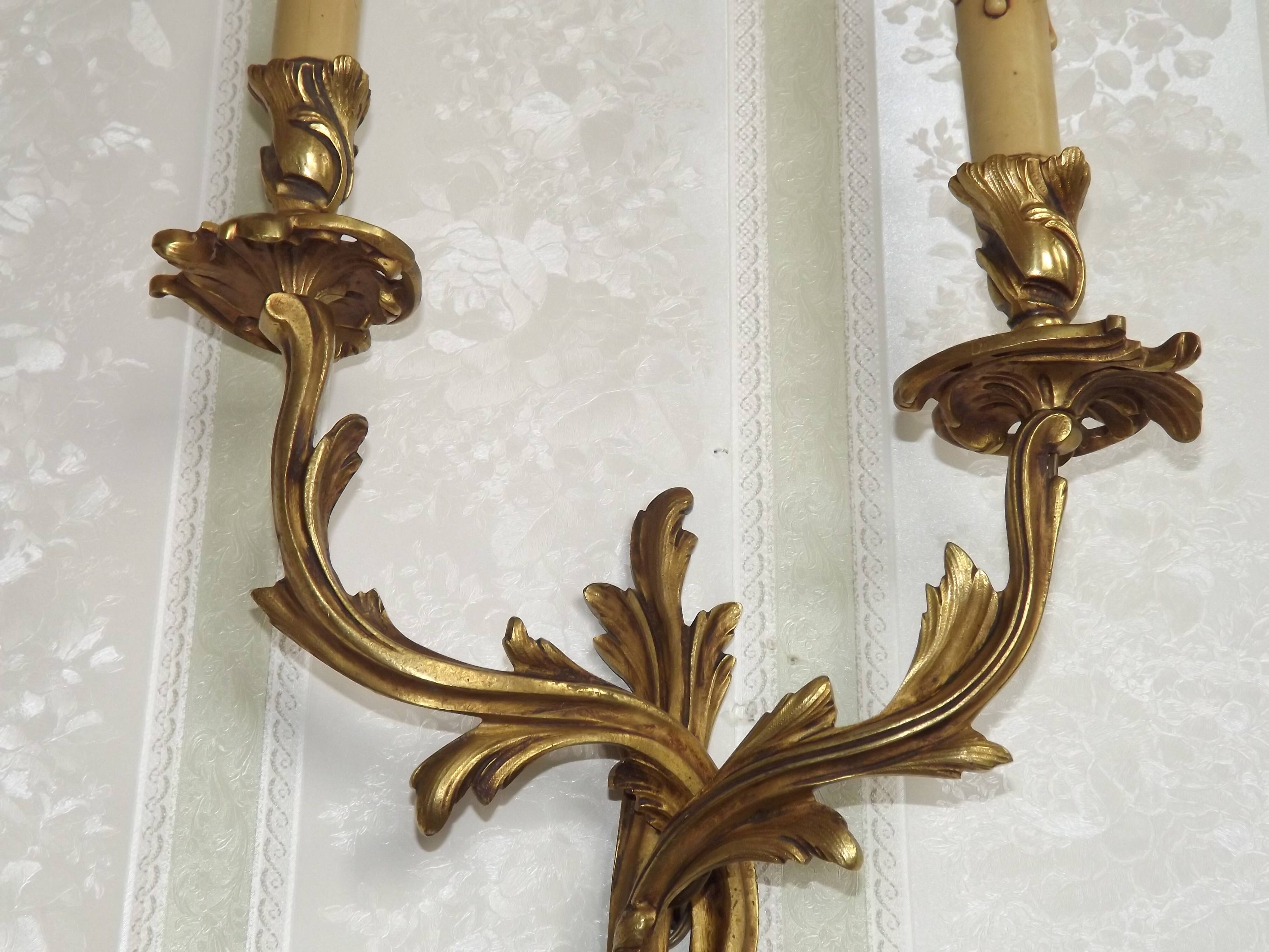 Bronze wall sconces decorated with acanthus leaves.
