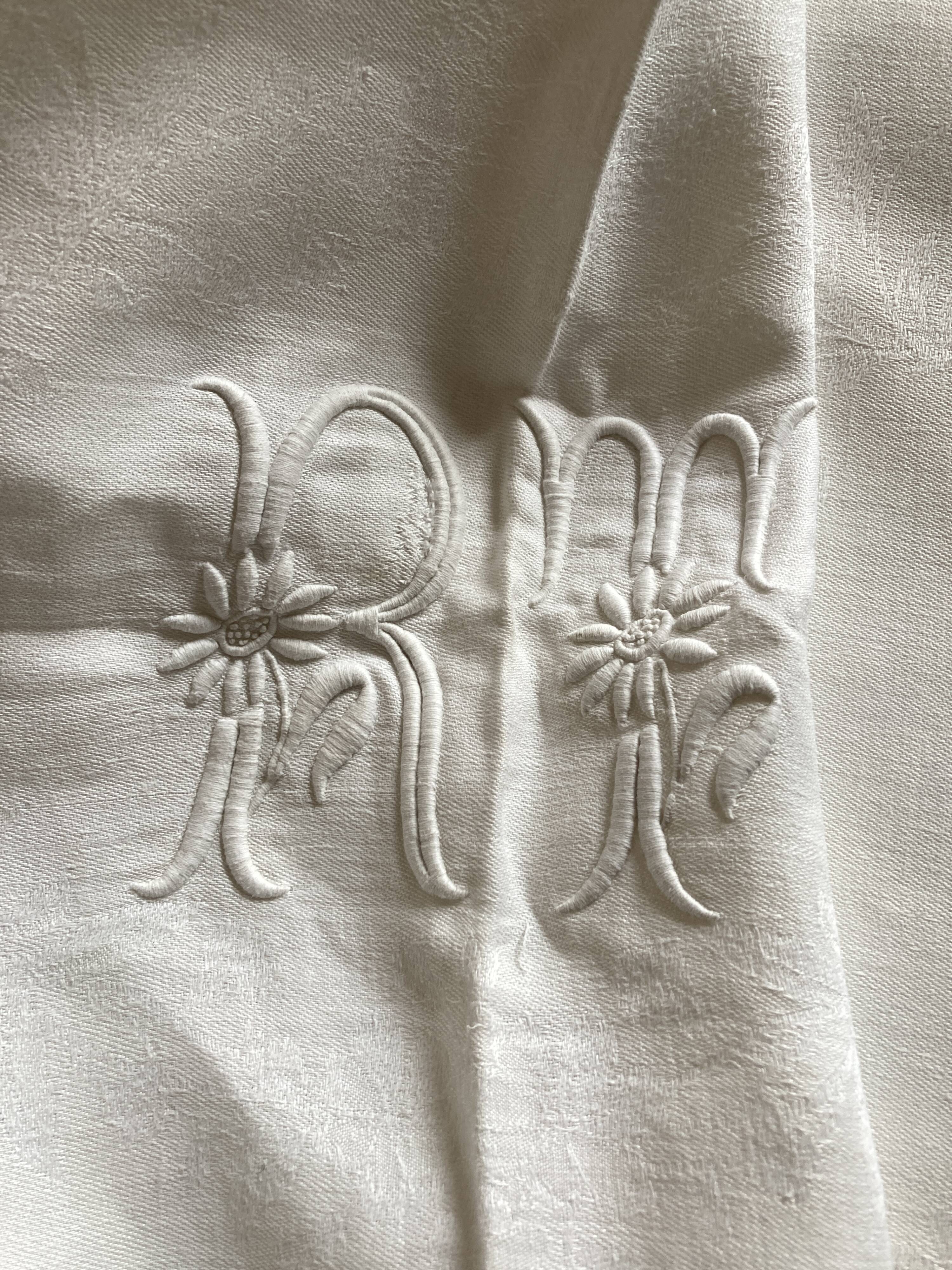 Tablecloth and 8 damask linen napkins embroidered RT circa 1900.