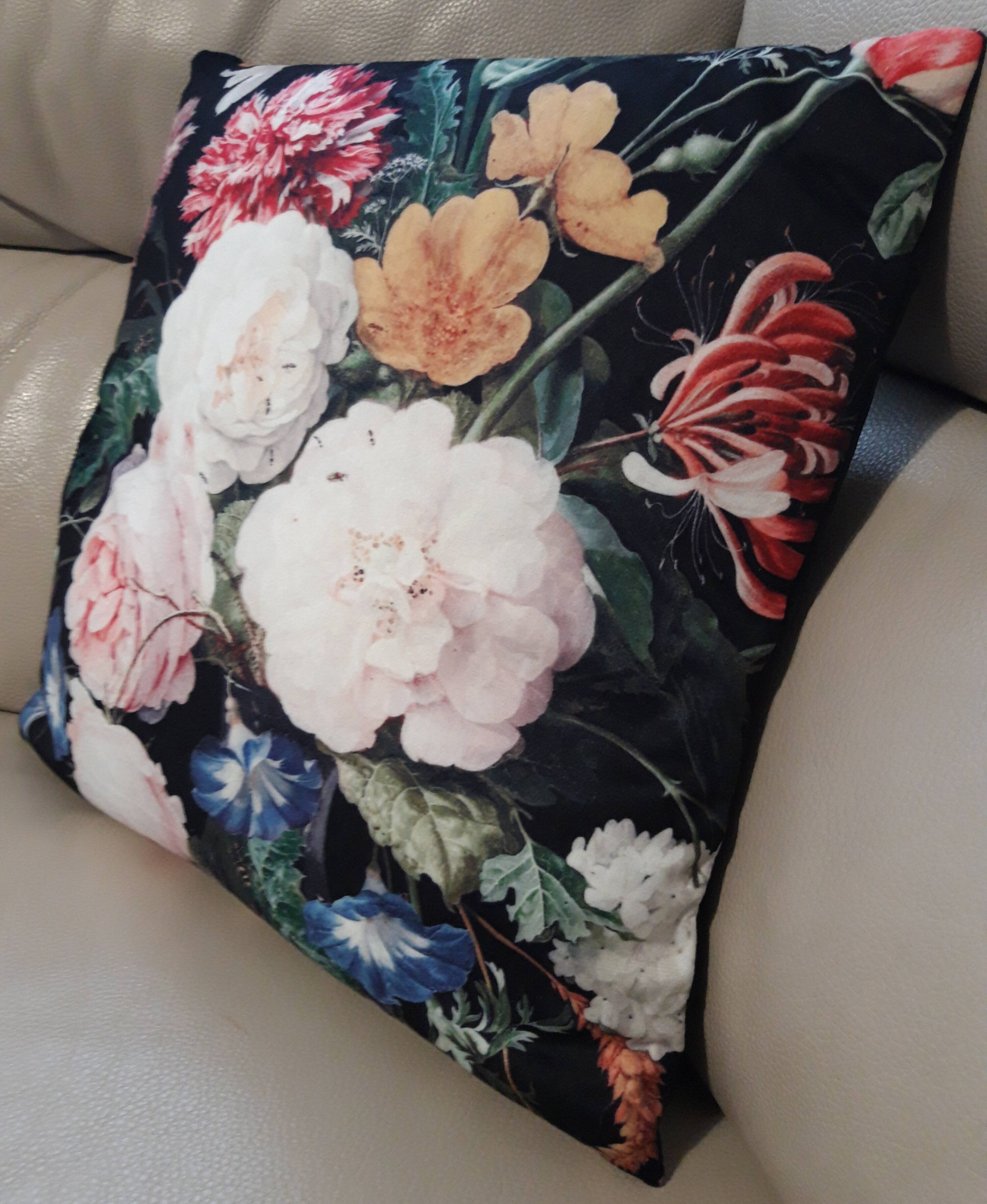 Flower cushion in velvet