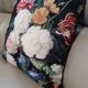 Coussin fleuri en velours