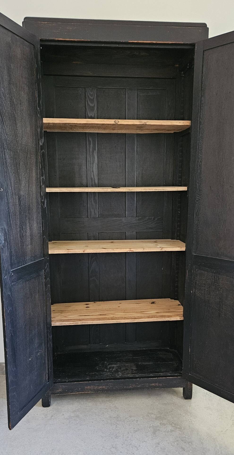 Ancienne Armoire parisienne d’école bois chêne noir