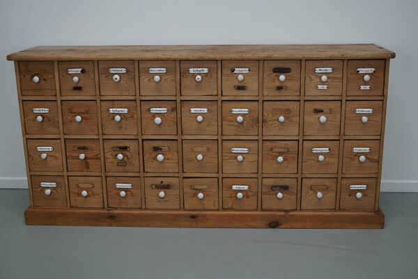 Armoire d'apothicaire allemande antique en pin avec boucliers en émail, années 1900
