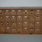 Armoire d'apothicaire allemande antique en pin avec boucliers en émail, années 1900