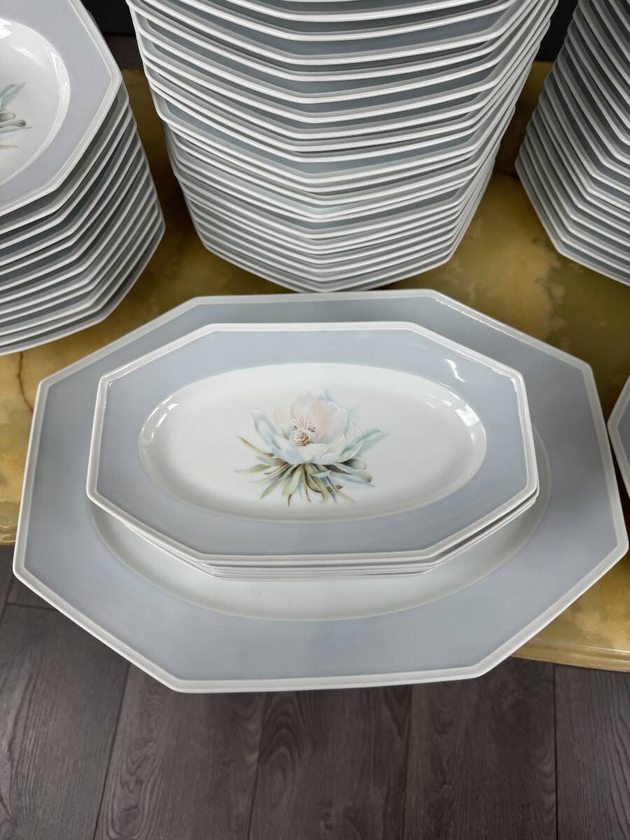 Important Limoges porcelain table service, 71 pieces, 20th century.