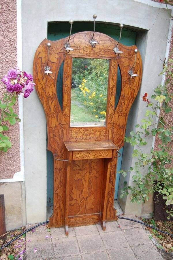 Art Nouveau cloakroom