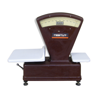 Vintage grocer's scale. Testut brand.