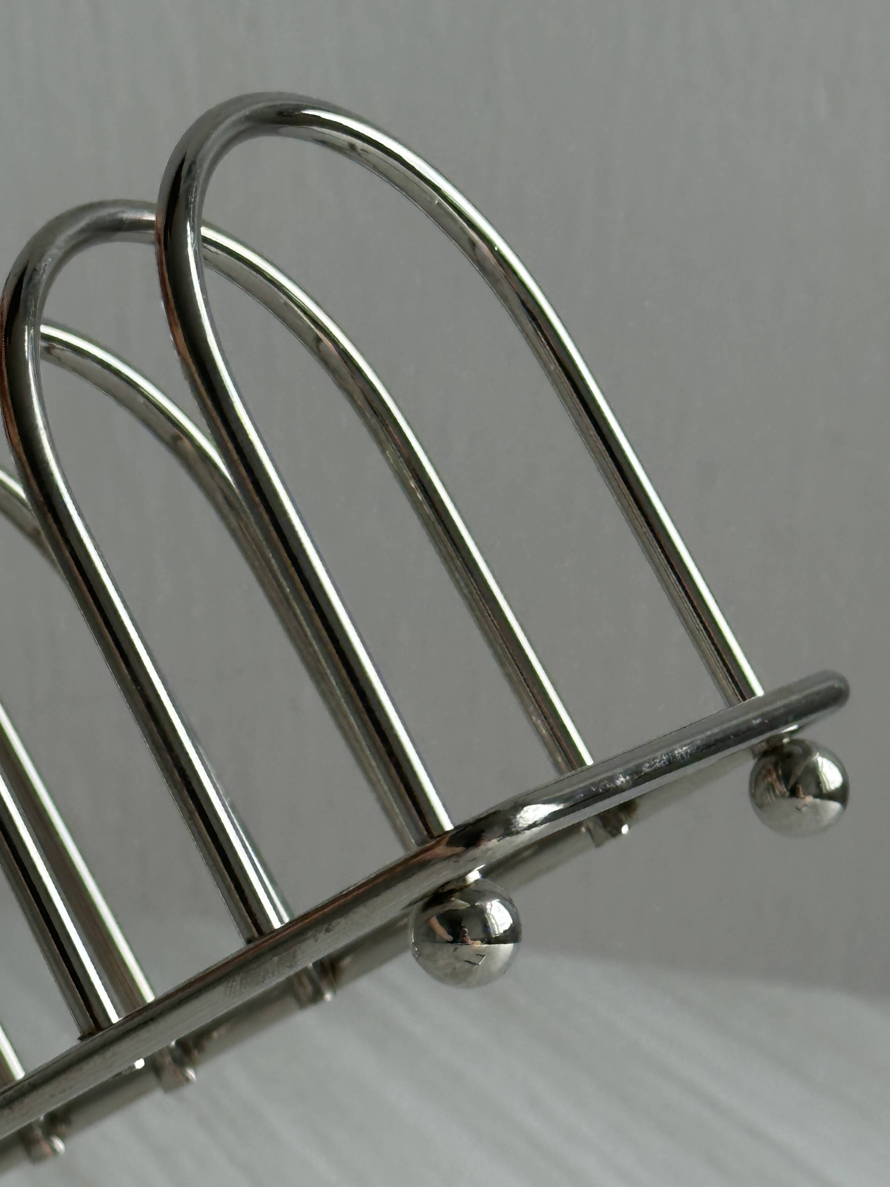 Porte-toast en métal argenté.