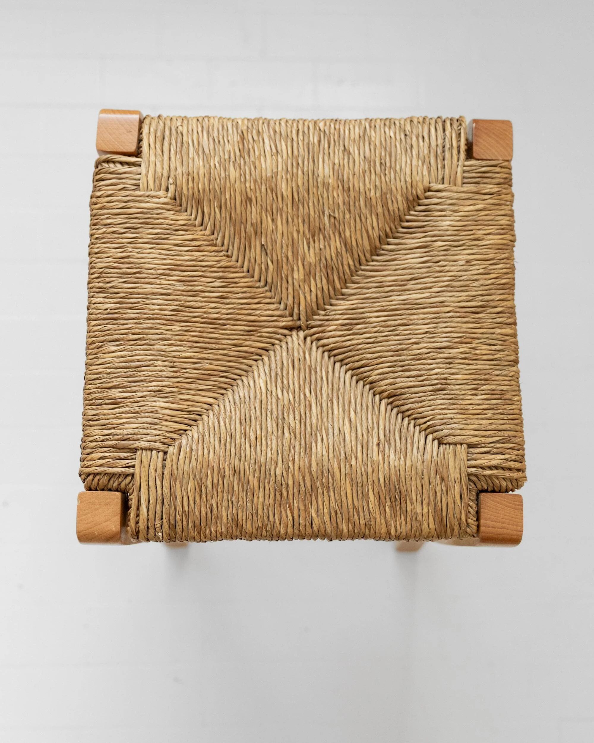 Lot of 2 vintage wooden stools from the 1980s, with hand-woven straw seats.