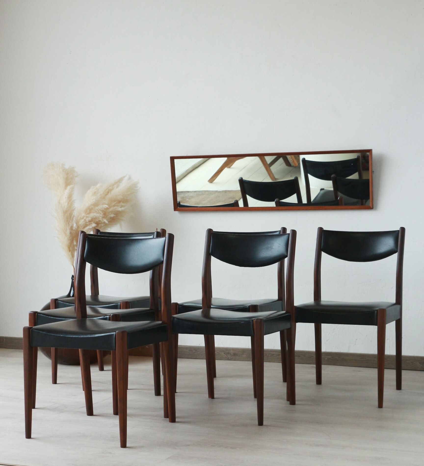 Series of 6 chairs in skai and teak