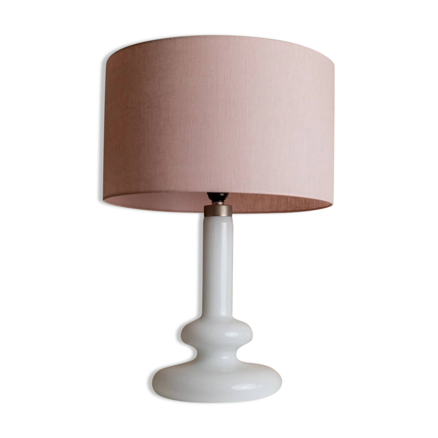 Lampe de table vintage Holmegaard Plaza en verre opalin blanc avec abat-jour en tissu rose, design de Hsin-Lung Lin, années 1970.