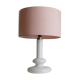 Lampe de table vintage Holmegaard Plaza en verre opalin blanc avec abat-jour en tissu rose, design de Hsin-Lung Lin, années 1970.