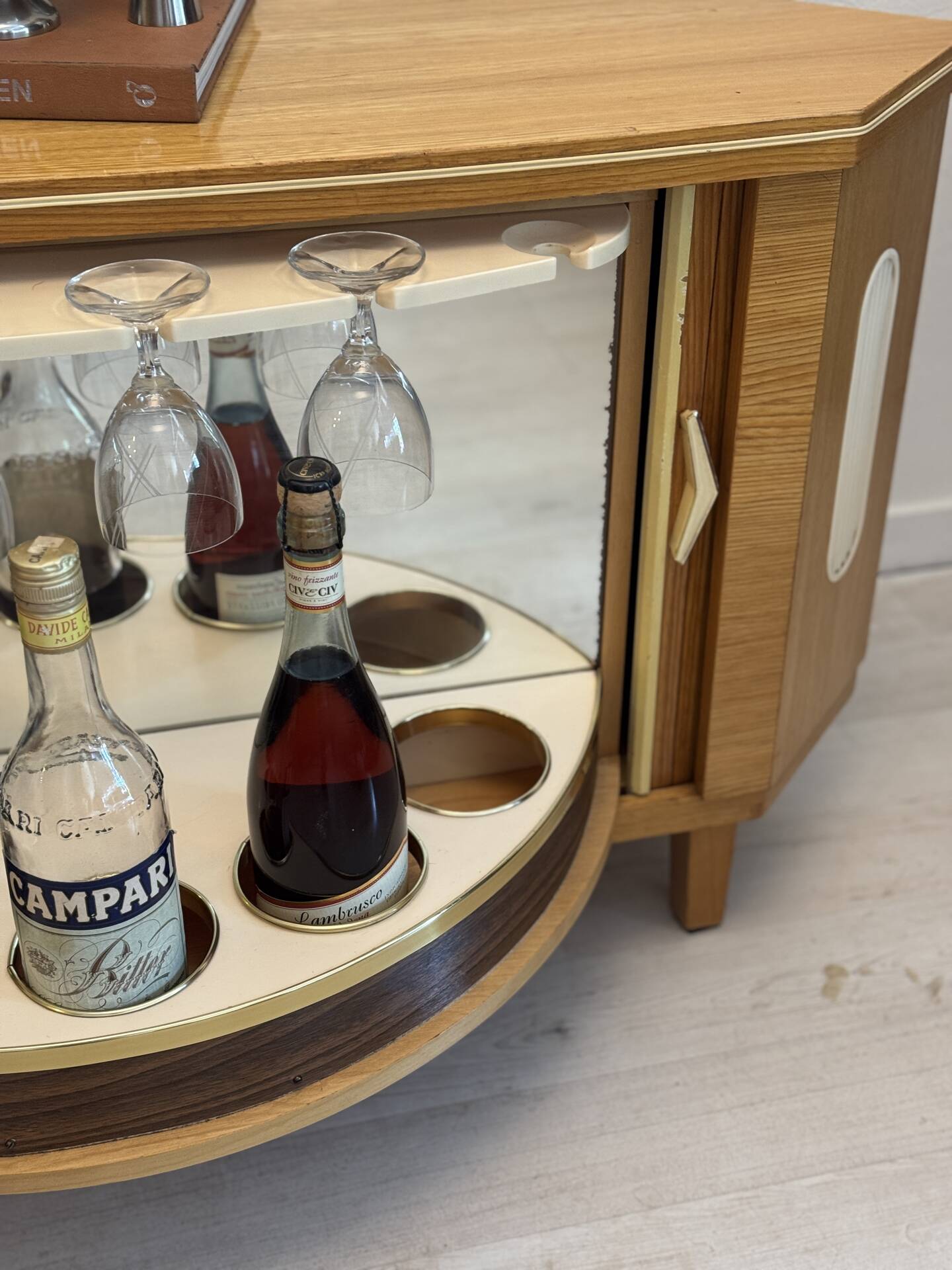 Cabinet de bar vintage « speakeasy »