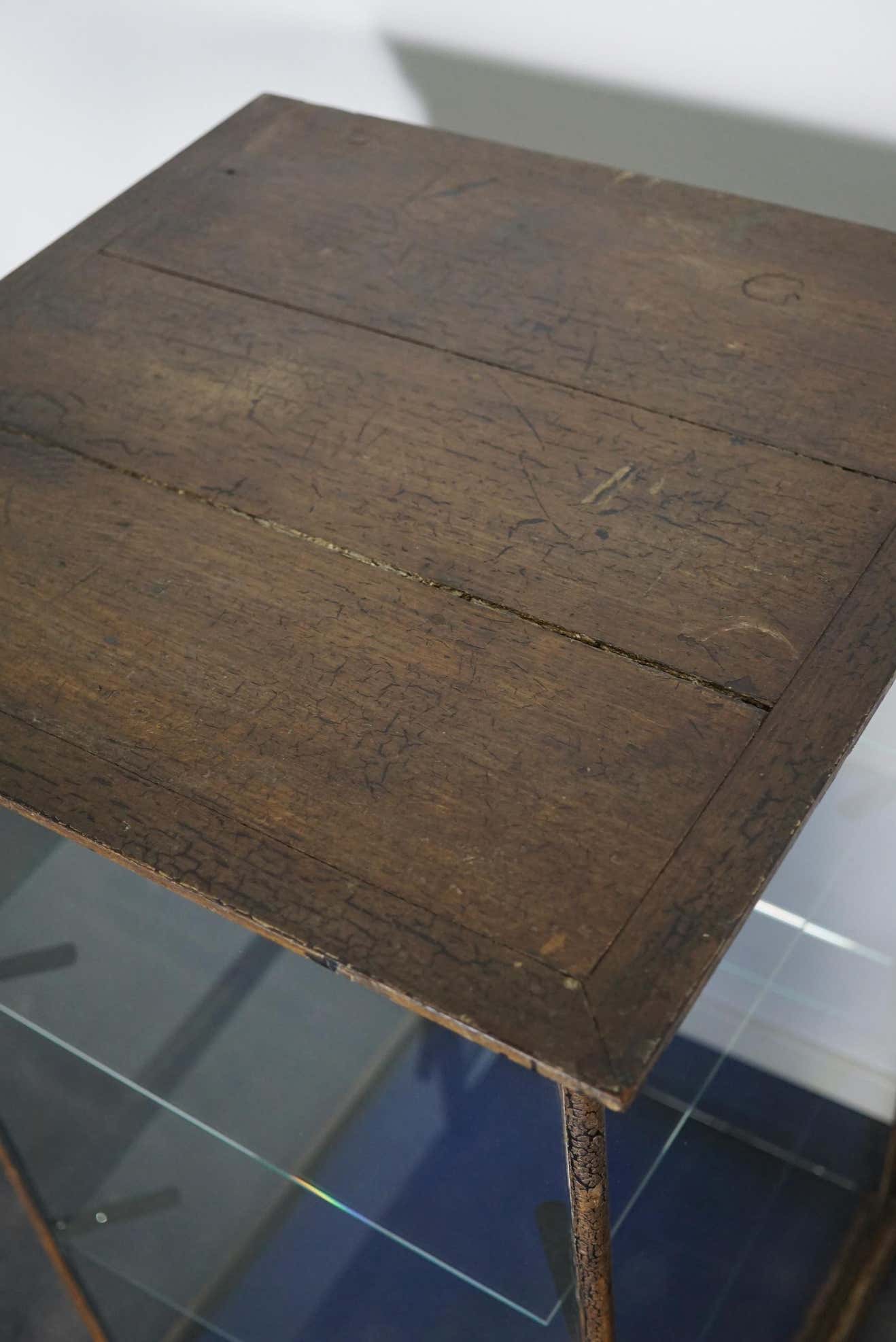 Mahogany showcase painted at the end of the nineteenth century