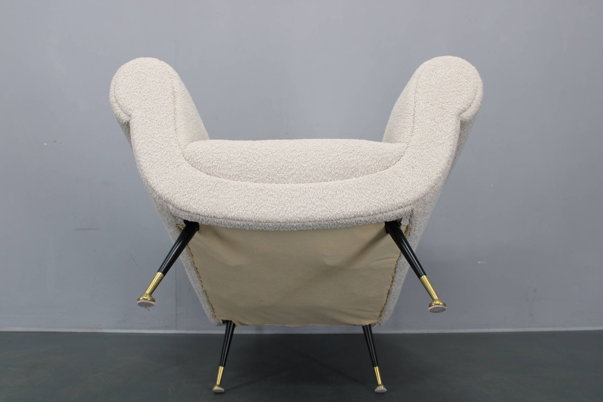 Paire de fauteuils bouclés italiens du milieu du siècle, pieds en fer et laiton, années 1950