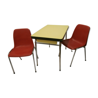 Table en formica et deux chaises
