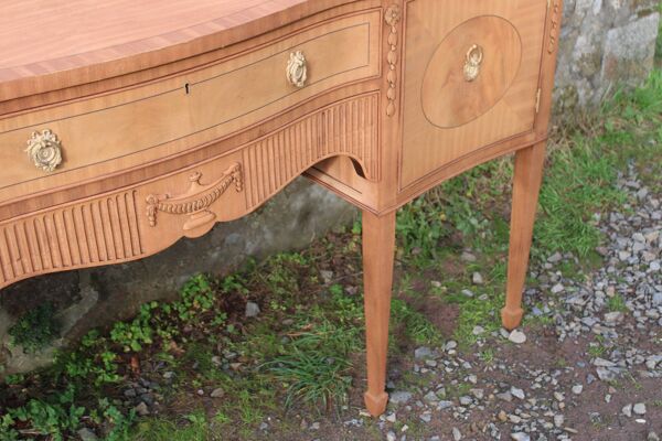 Enfilade de fabrication anglaise style Louis XVI en placages de bois clair