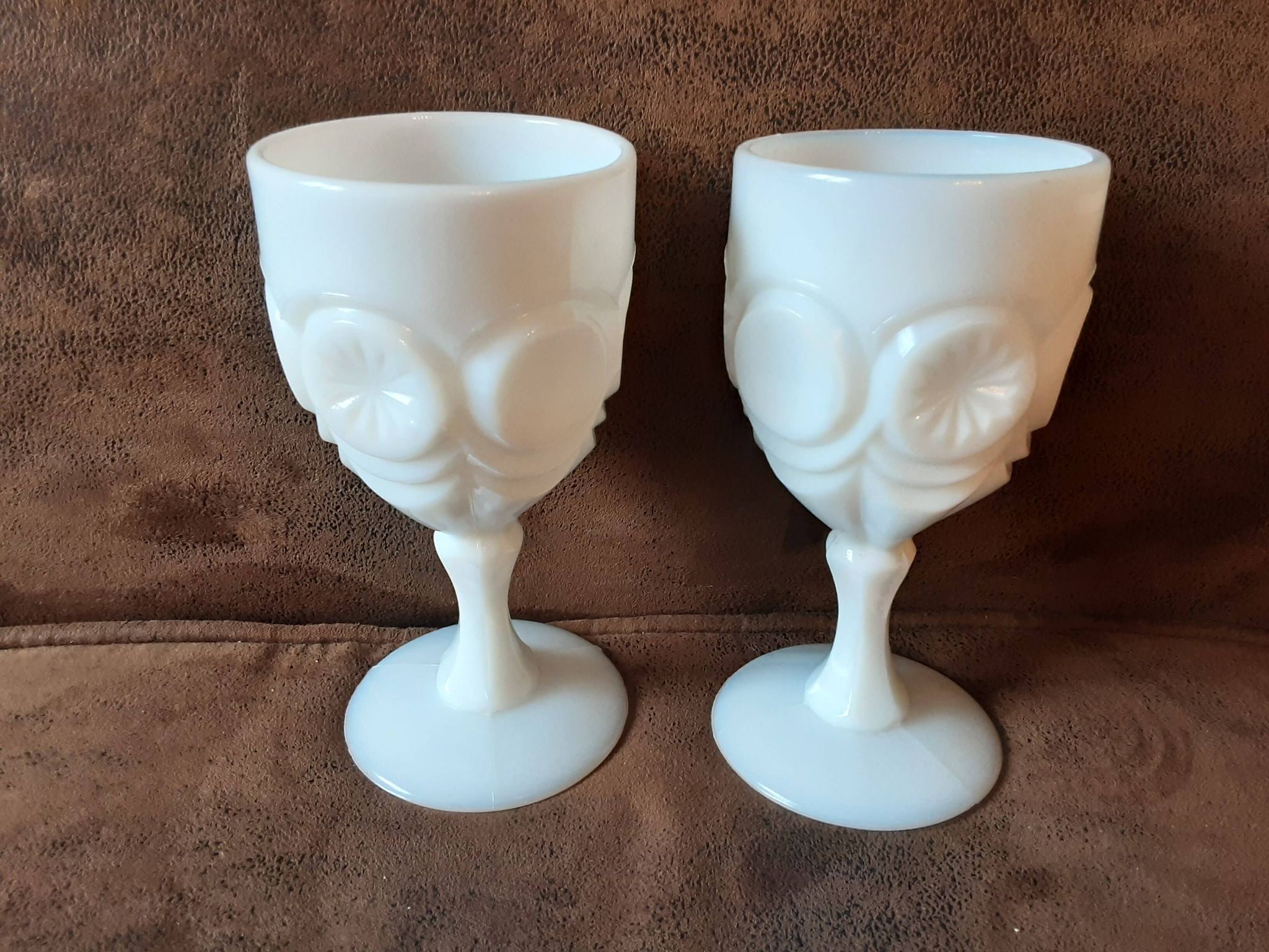 Set of 2 opal stemmed glasses