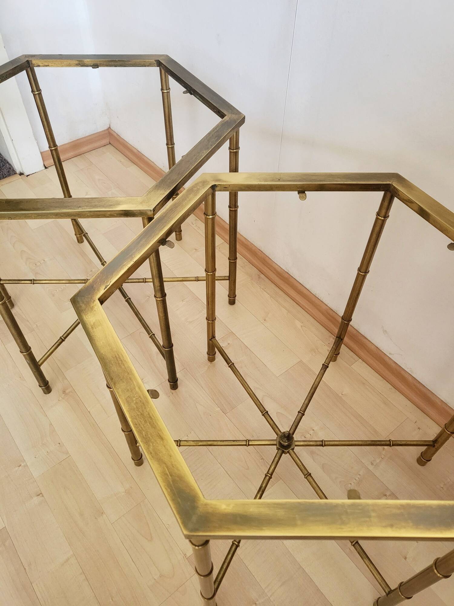 Paire de tables basses en faux bambou dans le goût de Bagues ca.1960.