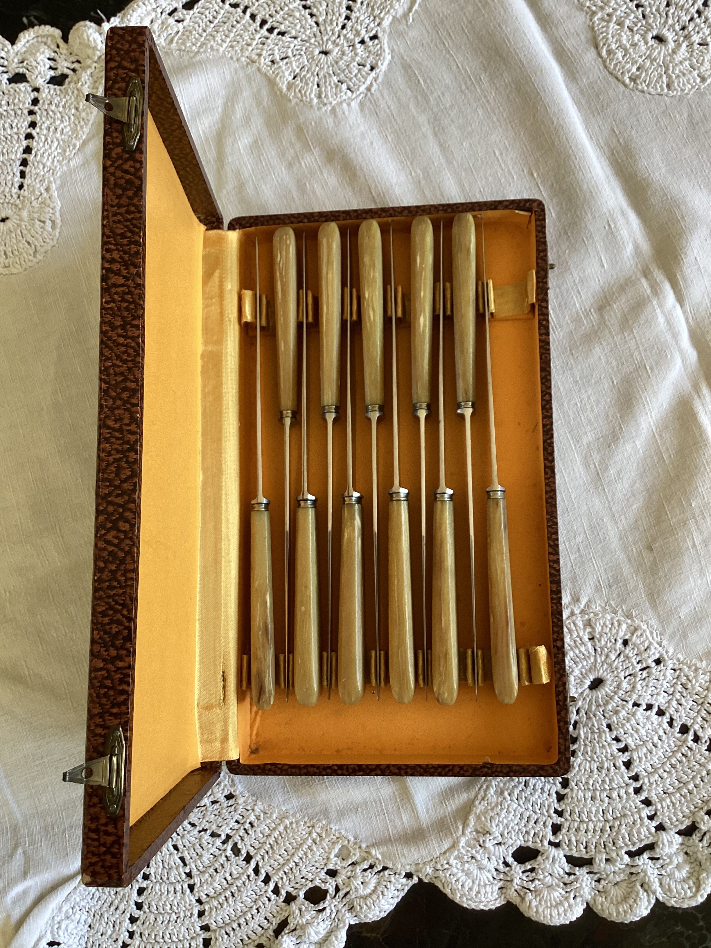 Set of 11 Apollonox table knives in a box