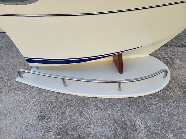 Comptoir de bar ou de magasin et 2 tabourets deck line coque de bateau polyester