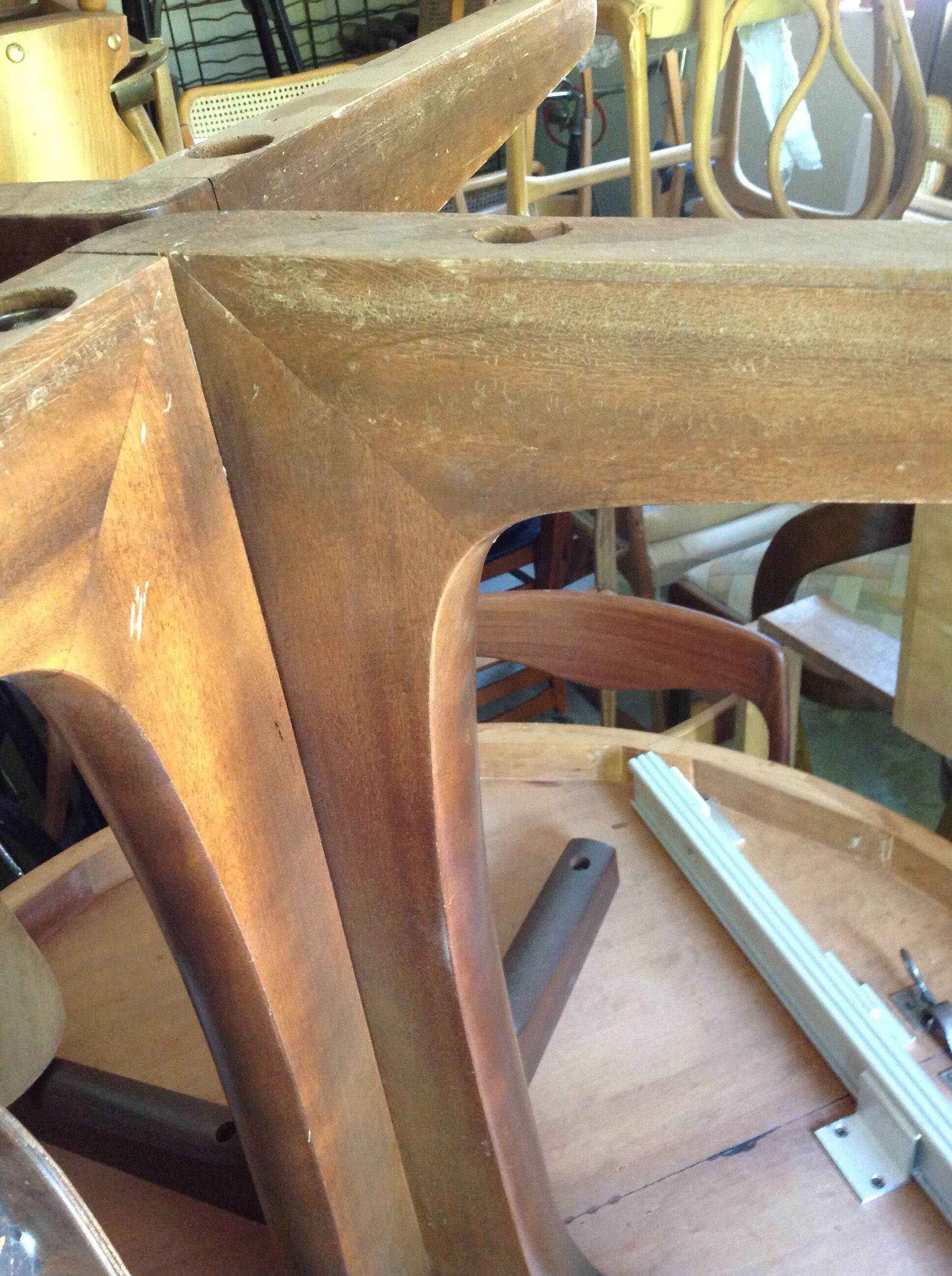 Baumann elm round table 2 extensions