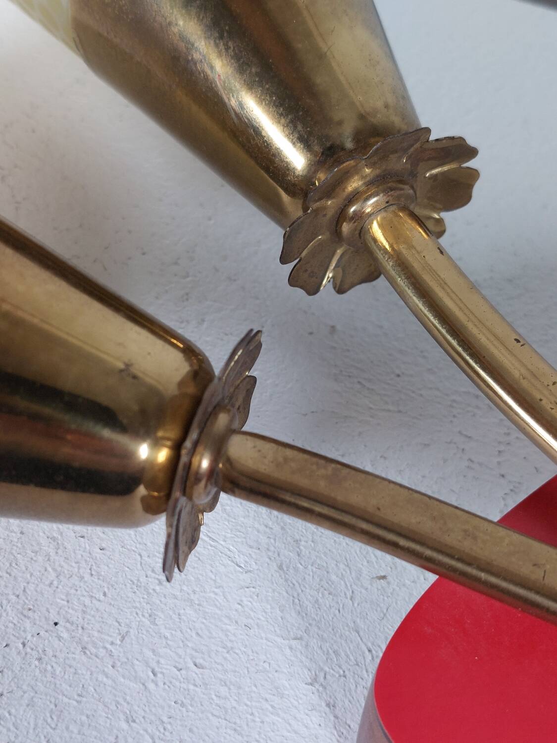 Vintage wall lamp from the 1950s in brass with flower decoration.