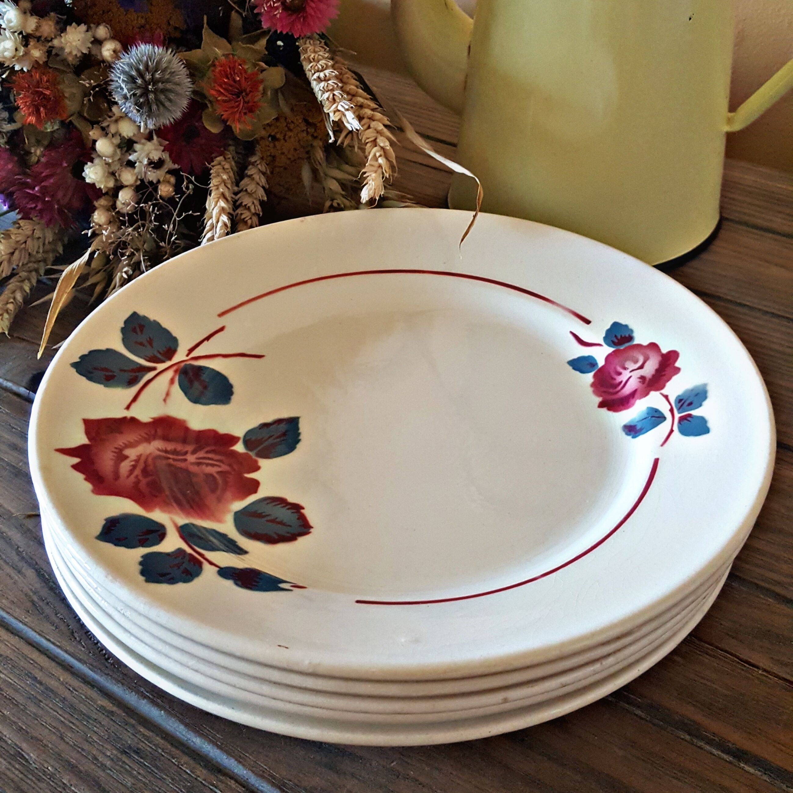 5 flat plates (floral pattern) mismatched: Badonviller (2+2) and a K&G Lunéville model Chantal
