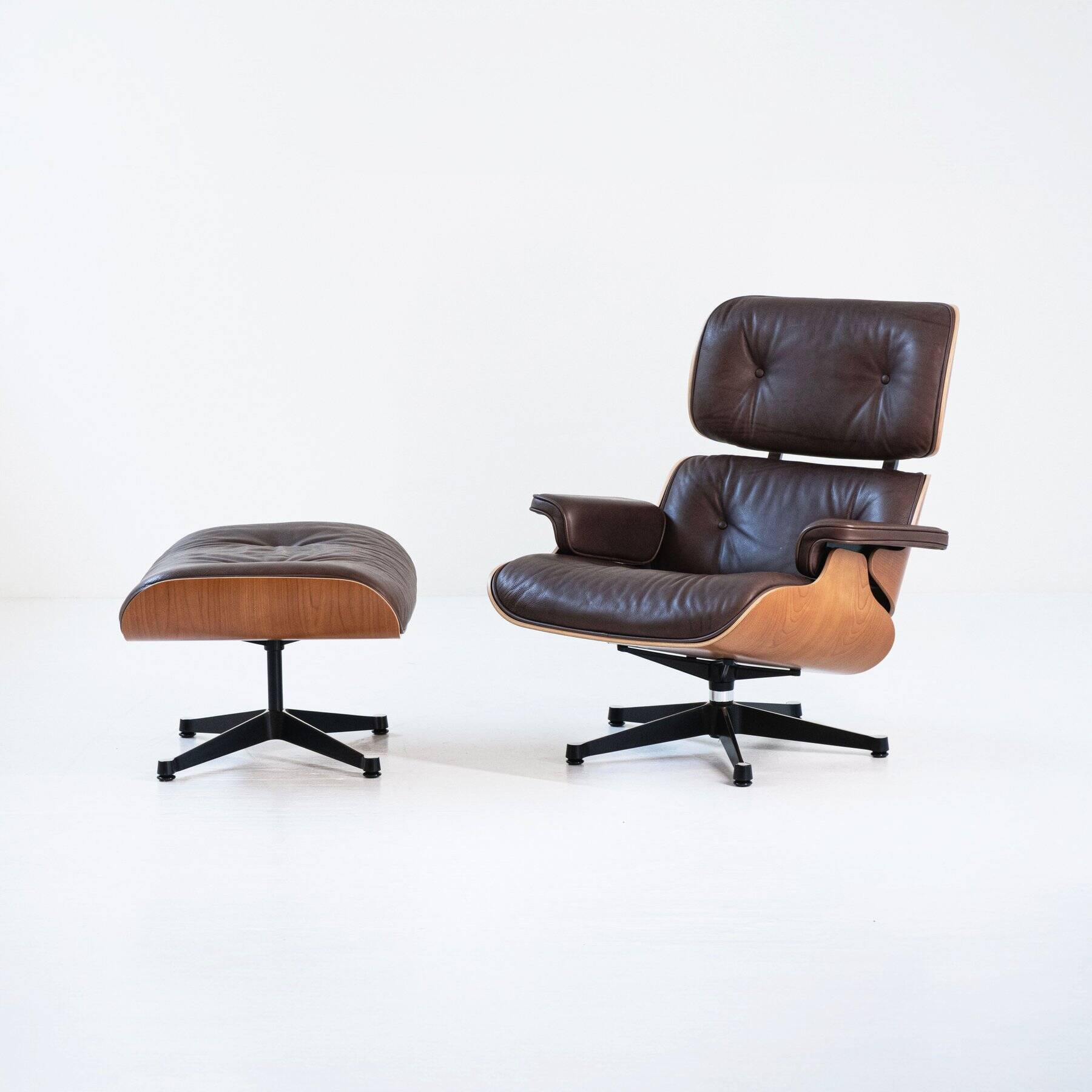 Vitra Eames Lounge Chair & Ottoman – American Cherry