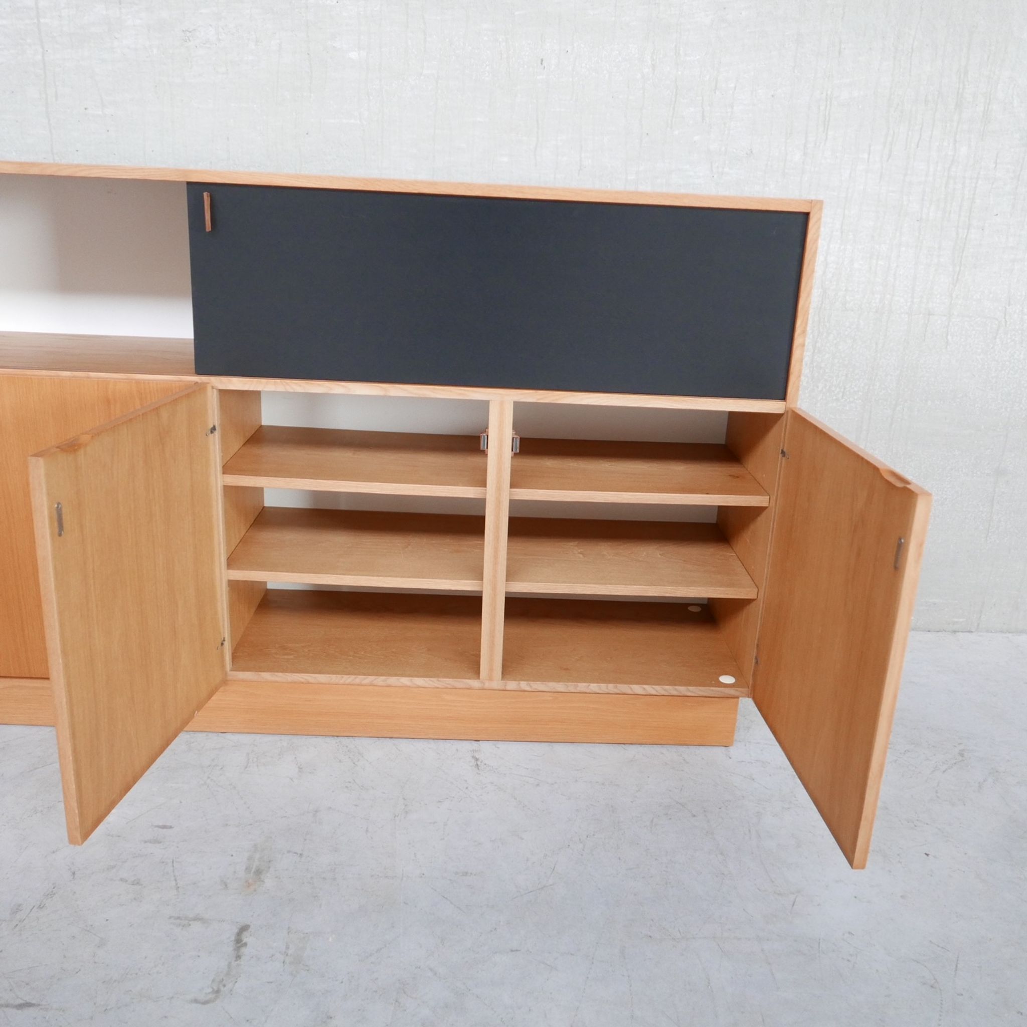 Buffet moderniste du milieu du siècle De Coene