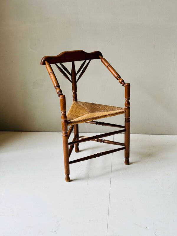 Chaise tripode vintage en bois tourné et assise en paille tressée