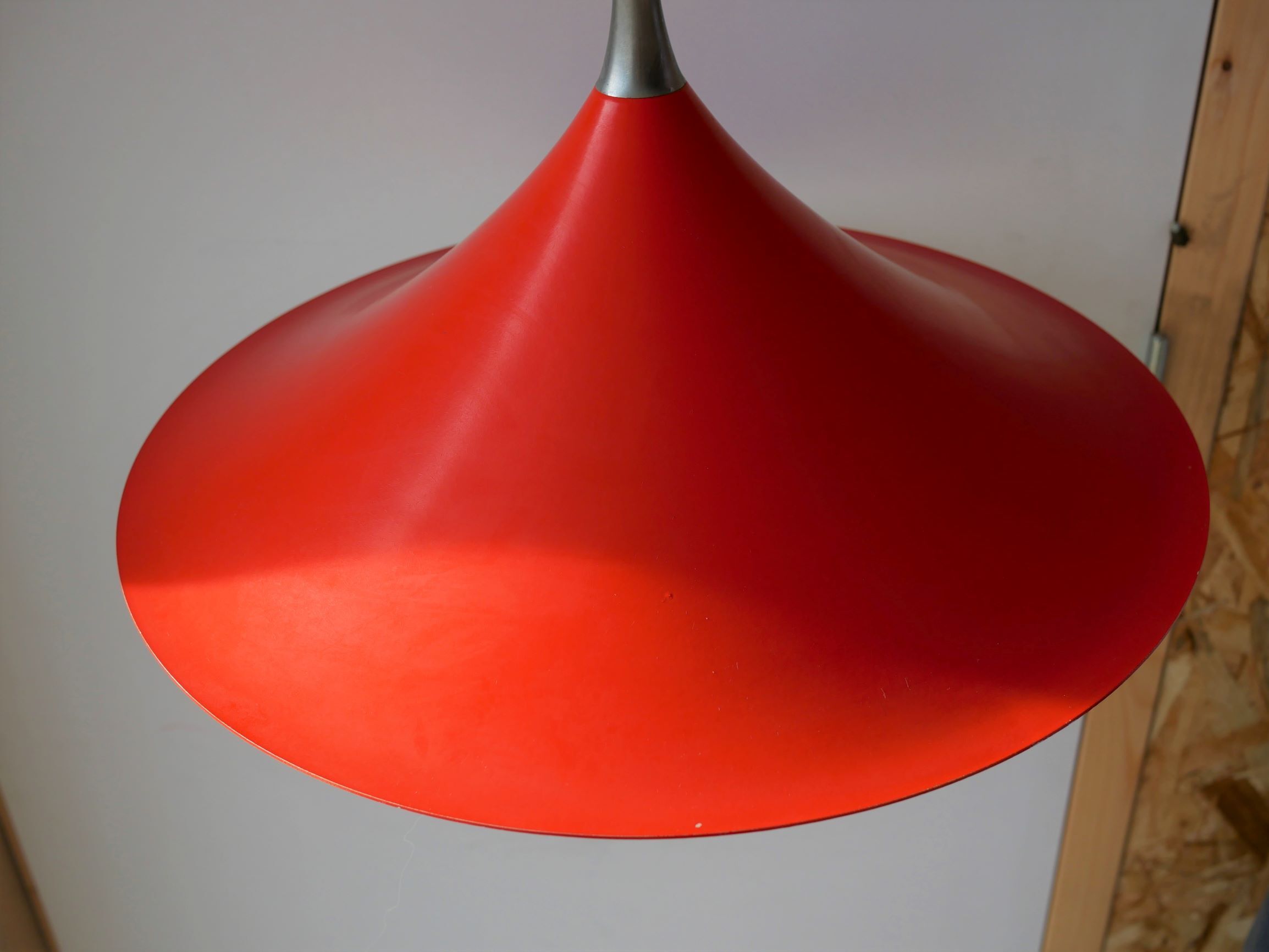 Tulip red metal hanging
