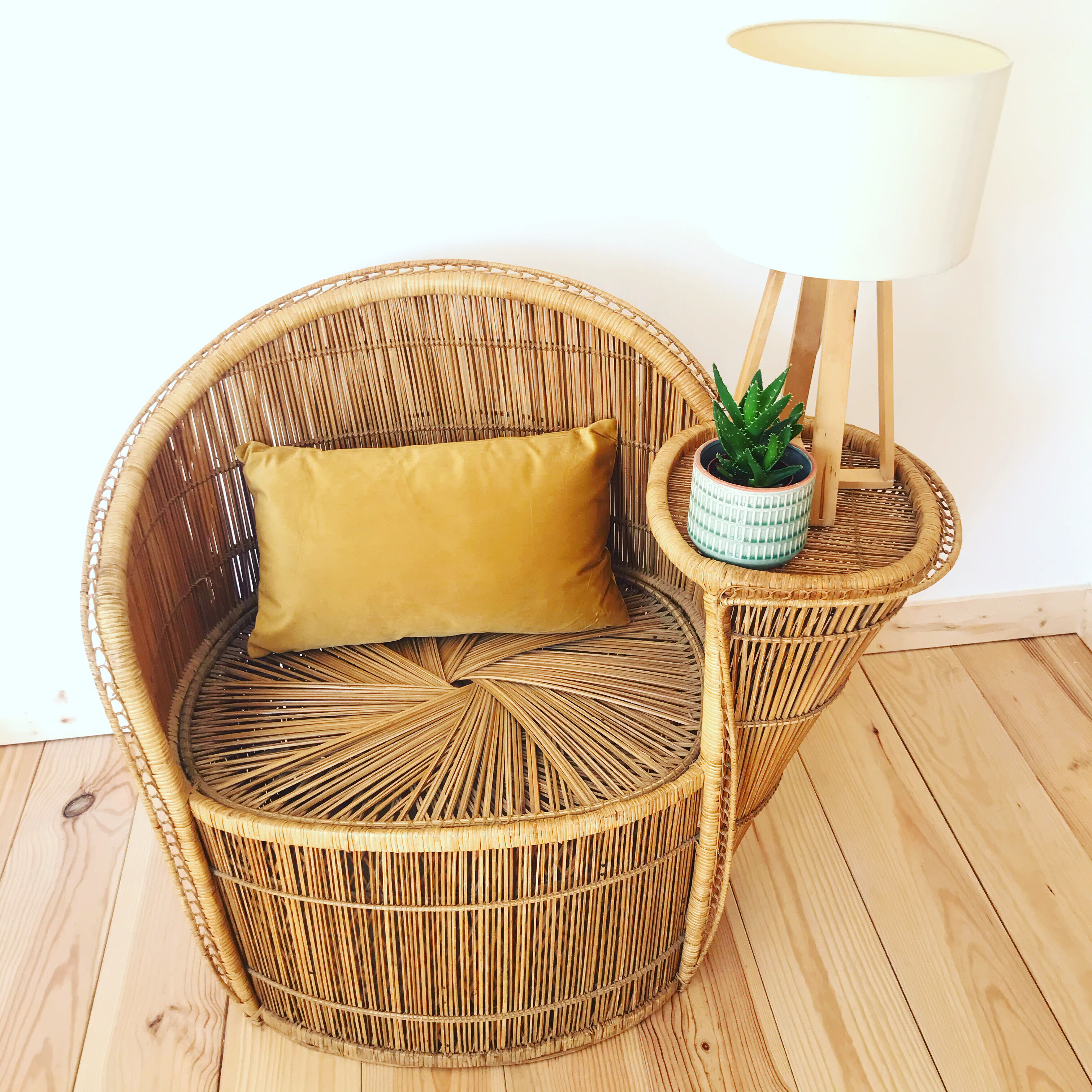 Fauteuil vintage à tablette en osier