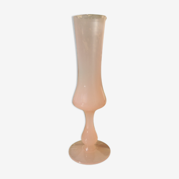 Vase en opaline rose vintage forme soliflore