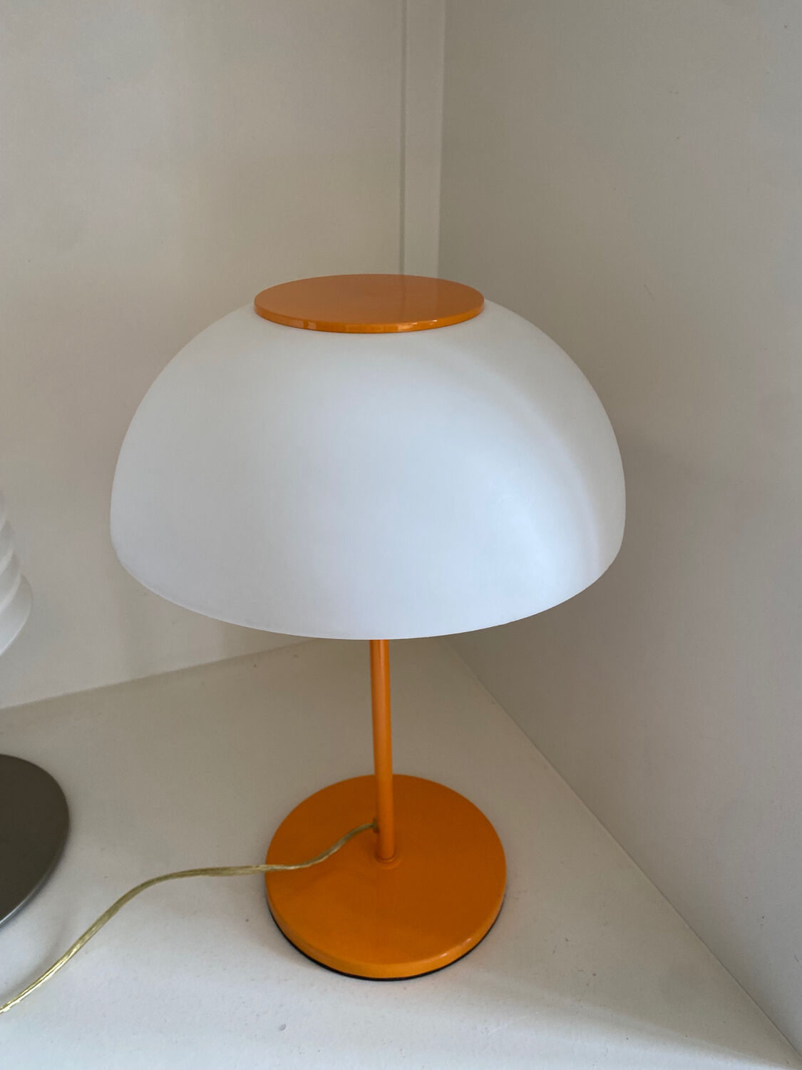 Lampe champignon vintage métal laqué orange et plastique blanc