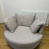 Un grand fauteuil pivotant