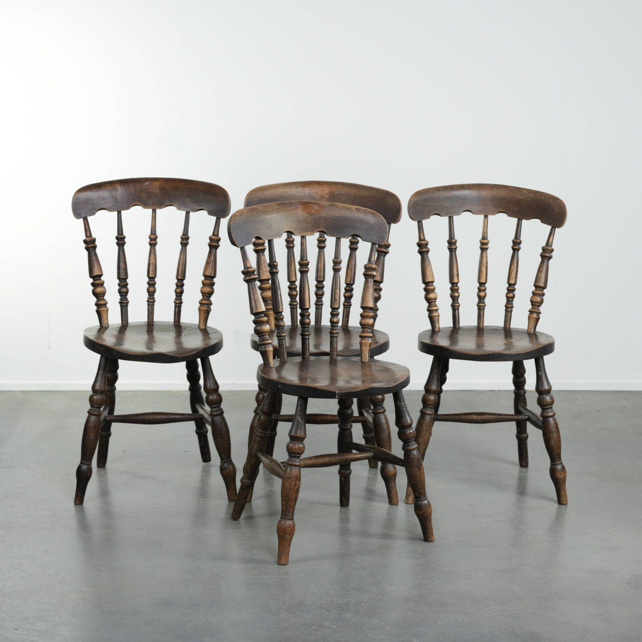 Set of 4 antique English wooden Windsor pub/bistro chairs from 19th century