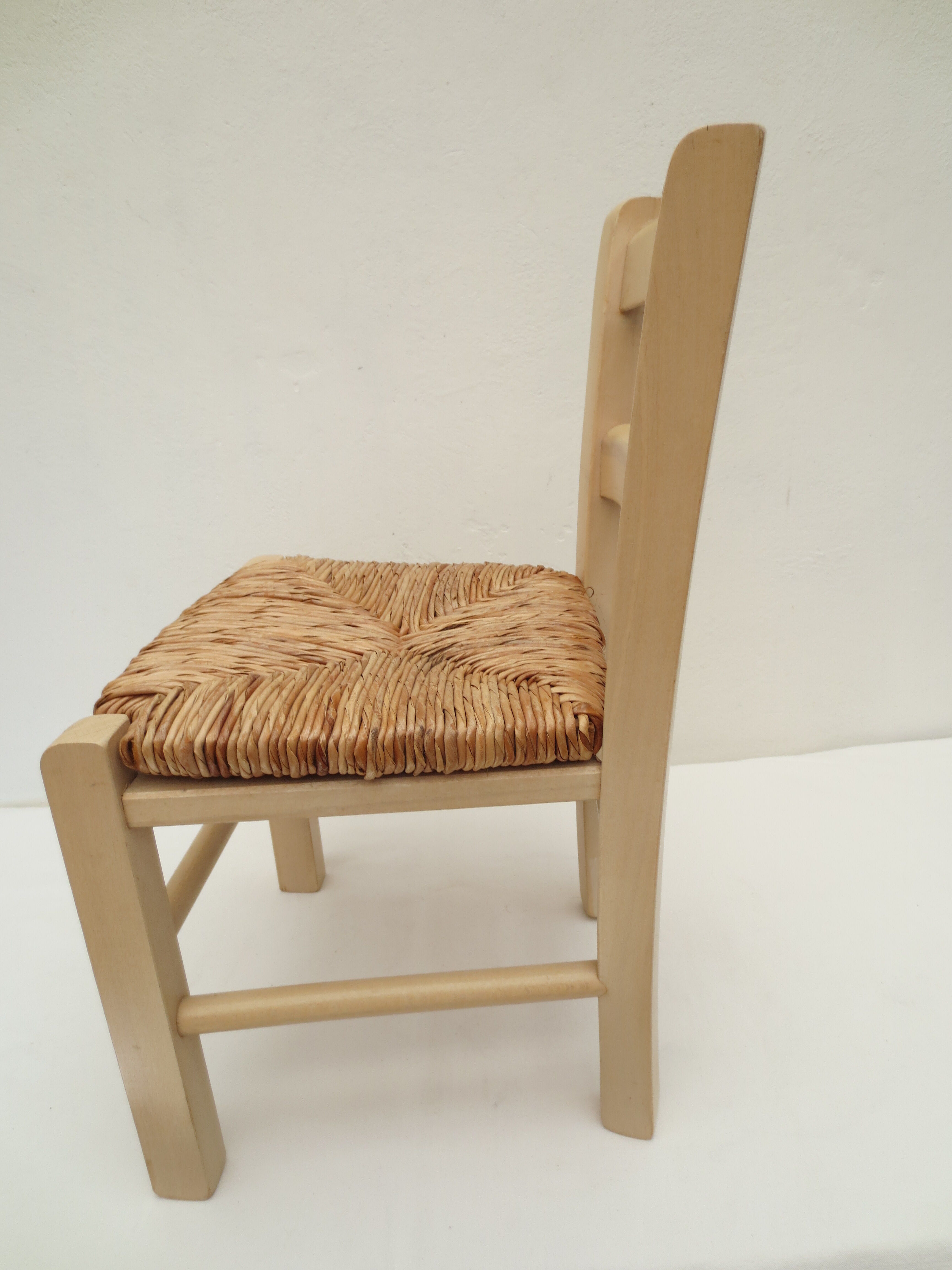 Children's chair of greige color in wood and straw