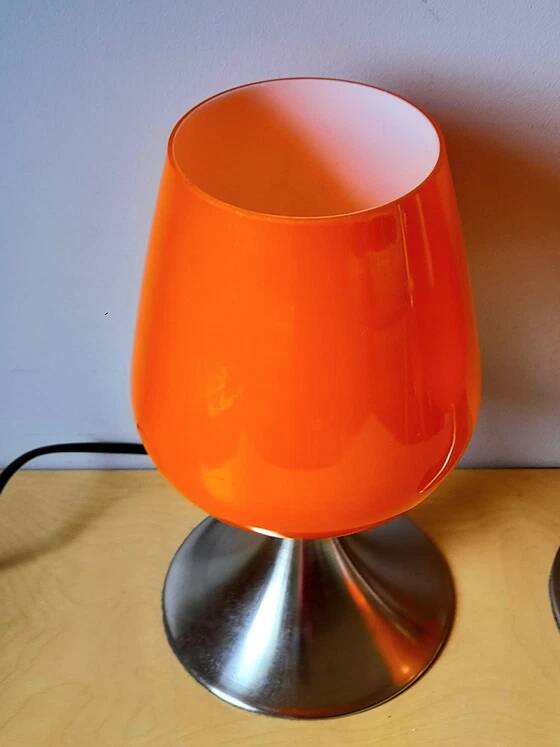 Paire de lampes space age en opaline orange et métal chromé