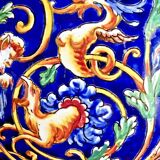Ancienne Lampe à pétrole Gien Renaissance fond bleu XIX électrifiée
